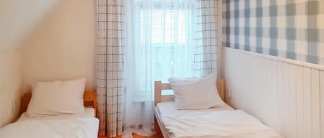 4 bedrooms, bed sheets