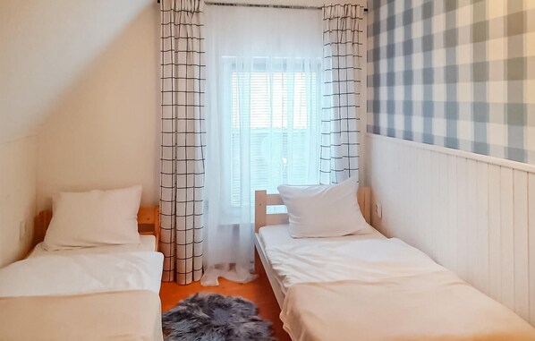4 bedrooms, bed sheets