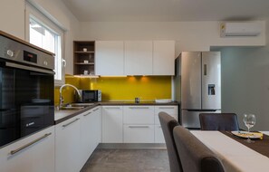 Réfrigérateur, micro-ondes, plaque de cuisson, lave-vaisselle