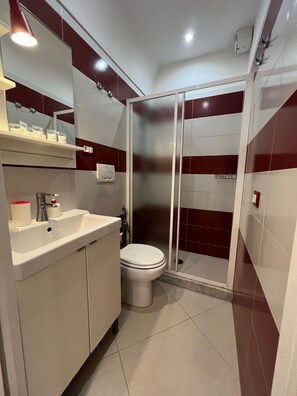 Shower, hair dryer, towels, soap - Villa Bebe ': Stunning Holiday House in Sorrento Coast !!!! (Vico Equense/Napoli)