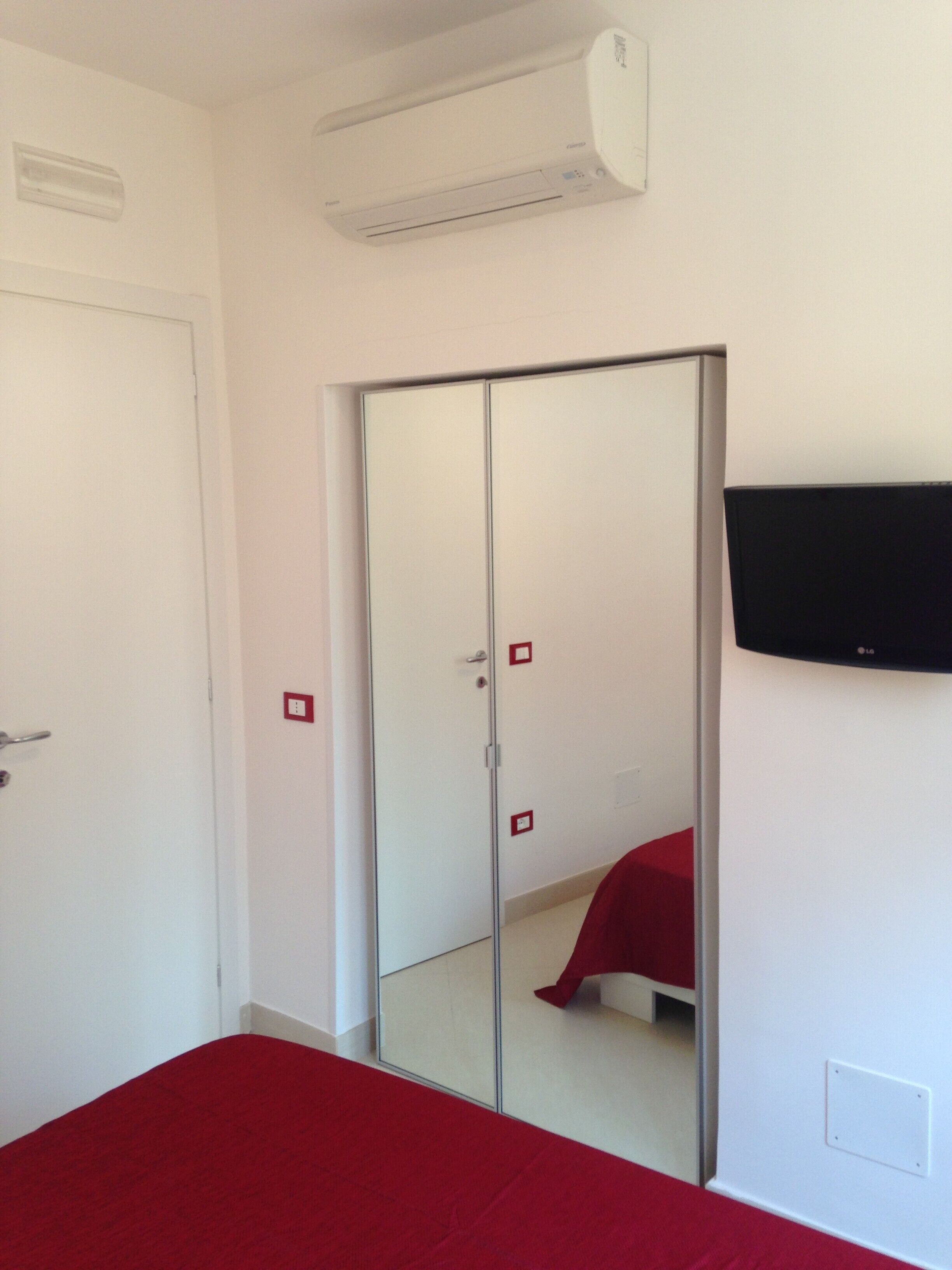 2 bedrooms, in-room safe, iron/ironing board, free WiFi