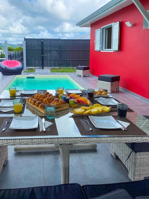 Piscine couverte, piscine extérieure