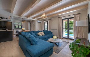 Smart TV, fireplace