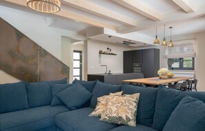 Smart TV, fireplace