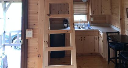 Cozy Cabin with private back yard, located 5 min away from Dale Hollow Lake