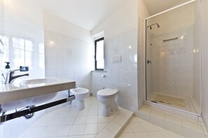 Dusche, Haartrockner, Bidet, Handtücher