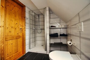 Dusch, hårtork, handdukar och tvål