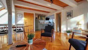 Fernseher, Tischtennisplatte, Bücher