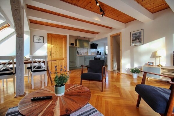 Tv, ett bordtennisbord och böcker