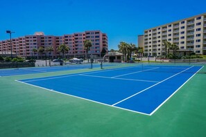 Sports court - Fabulous Updated and Clean Unit with Free Beach Service. On the Beach! (Destin)