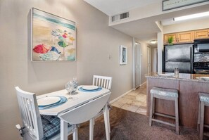 Dining - Fabulous Updated and Clean Unit with Free Beach Service. On the Beach! (Destin)