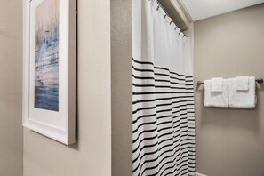 Combined shower/bathtub, hair dryer, towels, toilet paper - Fabulous Updated and Clean Unit with Free Beach Service. On the Beach! (Destin)