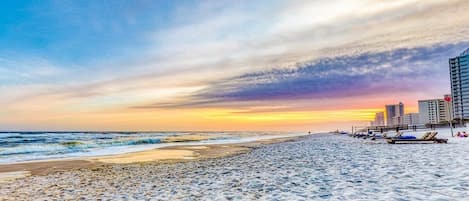 Strand | Aan het strand, ligstoelen aan het strand, strandlakens