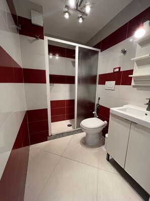 Dusche, Haartrockner, HandtĂŒcher, Seife