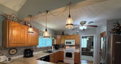 CHARMING HOME CLOSE TO WATKINS GLEN & INTERNATIONAL RACETRACK
