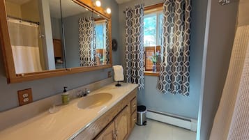 Ensemble douche/baignoire, serviettes fournies, papier toilette
