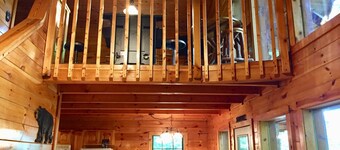 Scenic 2 Bedroom/2 Bathroom Cabin, New Hot Tub, Pool Table, 5 min. from Parkway