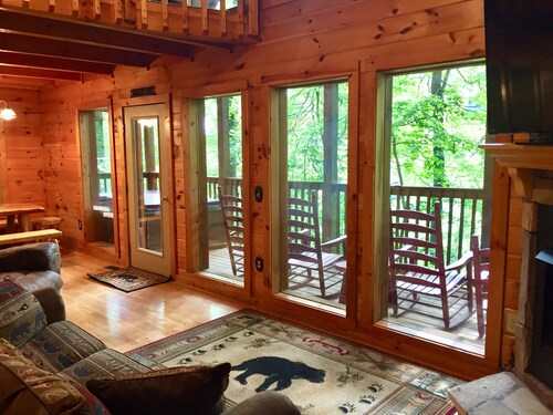 Scenic 2 Bedroom/2 Bathroom Cabin, New Hot Tub, Pool Table, 5 min. from Parkway