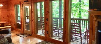 Scenic 2 Bedroom/2 Bathroom Cabin, New Hot Tub, Pool Table, 5 min. from Parkway