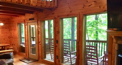 Scenic 2 Bedroom/2 Bathroom Cabin, New Hot Tub, Pool Table, 5 min. from Parkway