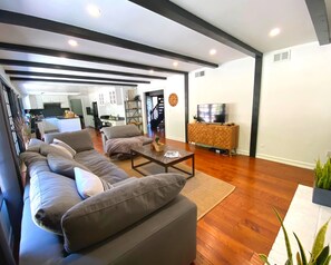 Älytelevisio, takka, Netflix, Hulu