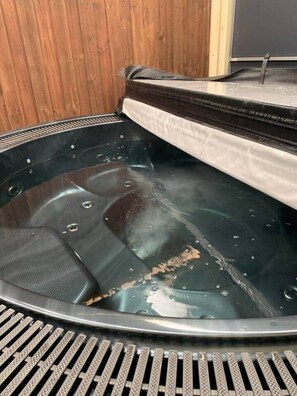 Indoor spa tub - Relax & Unwind with Private Hot Tub in Rosebud (Rosebud)