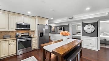 Kjøleskap, mikrobølgeovn, ovn og kokeplater