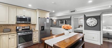 Kühlschrank, Mikrowelle, Ofen, Herdplatte