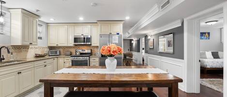 Jääkaappi, mikroaaltouuni, uuni, liesi