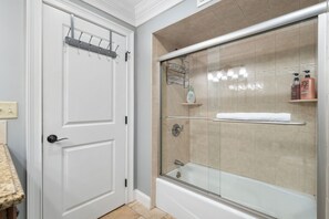 Tina con regadera, secadora de cabello, toallas, jabón 