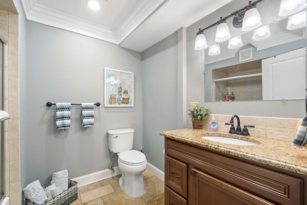 Tina con regadera, secadora de cabello, toallas, jabón 