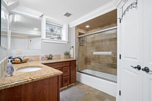 Tina con regadera, secadora de cabello, toallas, jabón 