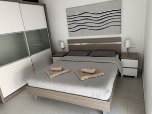 2 habitaciones, tabla de planchar con plancha y cuna de viaje 