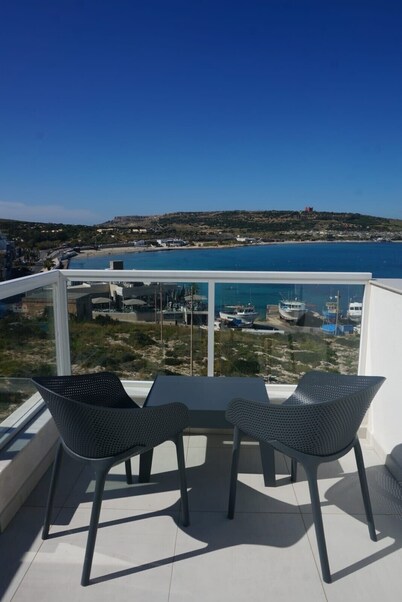 Seaview Penthouse Modern 2 bedroom 50 mts from beach