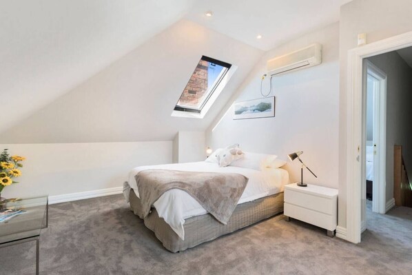 6 bedrooms, desk, iron/ironing board, travel crib