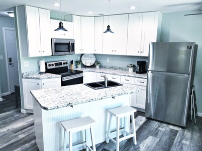 One level condo/ King bed, WiFi- sleeps 4