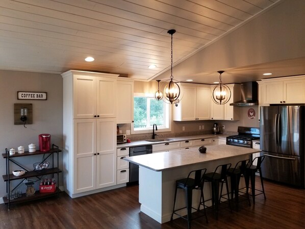 Microonde, lavastoviglie, macchina per tè/caffè