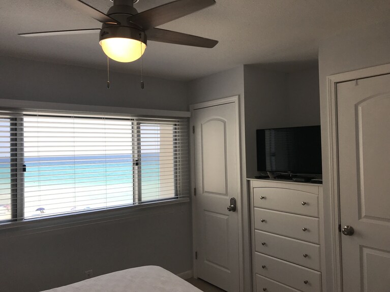 Updated Condo In Midrise Building. Directly On Beach. Beautiful View! - Laguna Beach