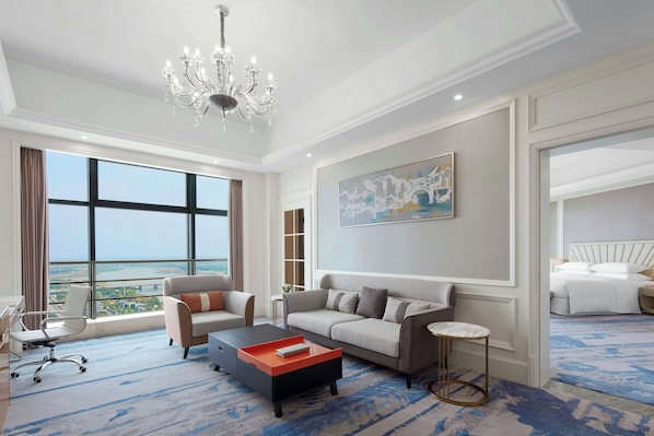 Executive-Suite, 1 Schlafzimmer | Wohnzimmer | 55-Zoll-Flachbildfernseher mit Satellitenempfang, Fernseher