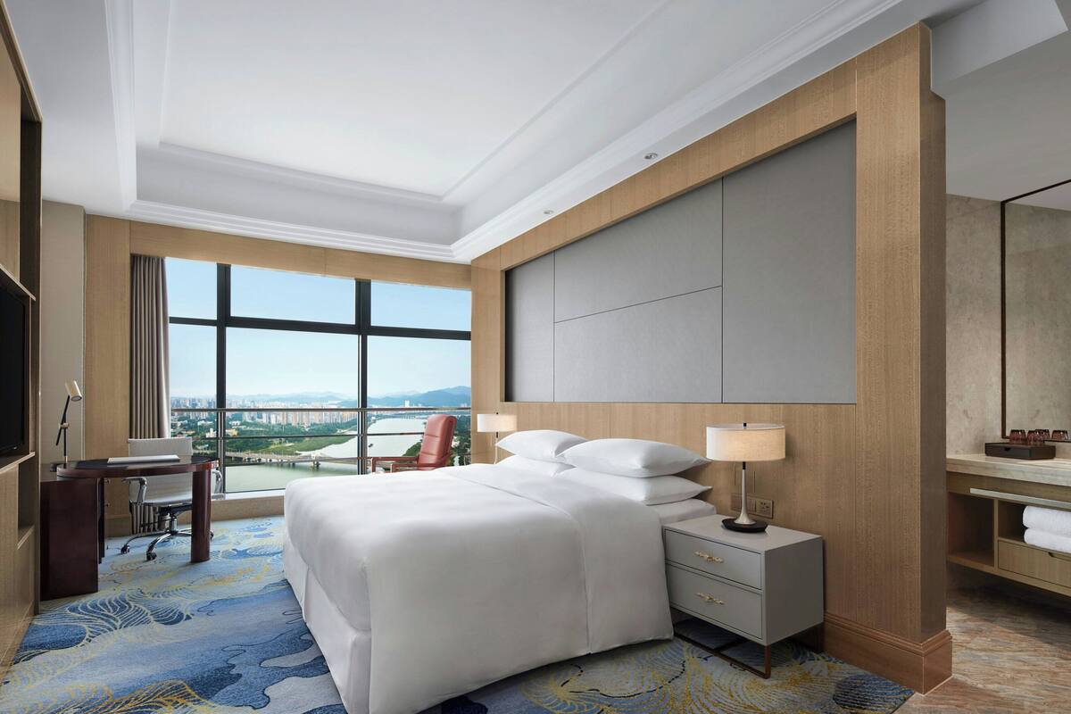 Executive Room, 1 King Bed | Minibar, in-room safe, desk, laptop workspace