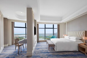 行政套房, 1 间卧室 | 迷你吧、客房内保险箱、办公桌、笔记本电脑工作区