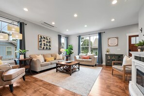 Smart TV, caminetto, lettore DVD, libri