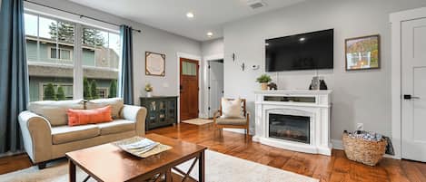 TV connectée, cheminée, lecteur de DVD, livres