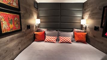 Escritorio, tabla de planchar con plancha, wifi gratis y ropa de cama