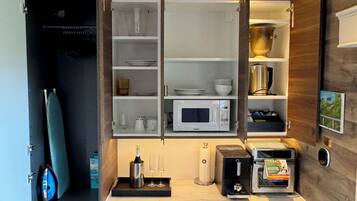 Kylskåp, mikrovågsugn, spishäll och diskmaskin