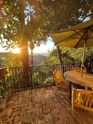 Outdoor dining - STUDIO 1080 HOLLYWOOD -- Unobstructed Jetliner Views of Downtown Los Angeles (Los Angeles)