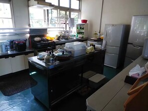 Refrigerador, microondas, tetera eléctrica y arrocera