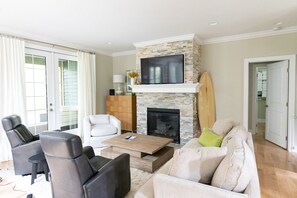 Smart-TV, Kamin, Videospiele, DVD-Player