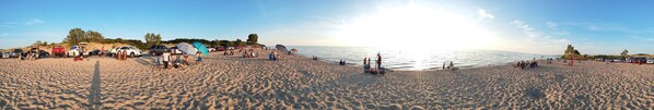Chaises longues, serviettes de plage