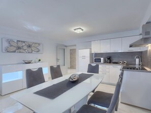Fridge, microwave, oven, dishwasher - Apartment Meden by Interhome (Pula/Galižana)